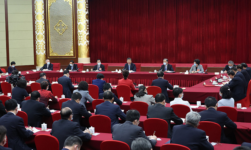 3月6日,中共中央總書記、國家主席、中央軍委主席習近平看望參加全國政協十三屆五次會議的農業界、社會福利和社會保障界委員,并參加聯組會,聽取意見和建議。中共中央政治局常委、全國政協主席汪洋參加看望和讨論。新華社記者 王晔 攝