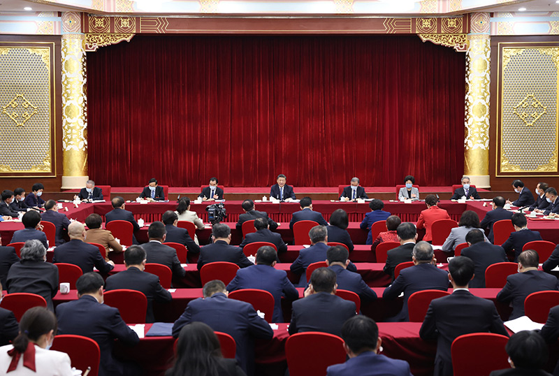 3月6日,中共中央總書記、國家主席、中央軍委主席習近平看望參加全國政協十三屆五次會議的農業界、社會福利和社會保障界委員,并參加聯組會,聽取意見和建議。中共中央政治局常委、全國政協主席汪洋參加看望和讨論。新華社記者 黃敬文 攝