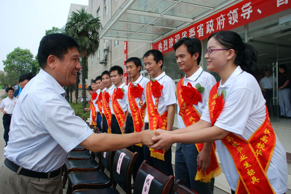 省委常委、常務副省長李憲生接見優秀學生代表